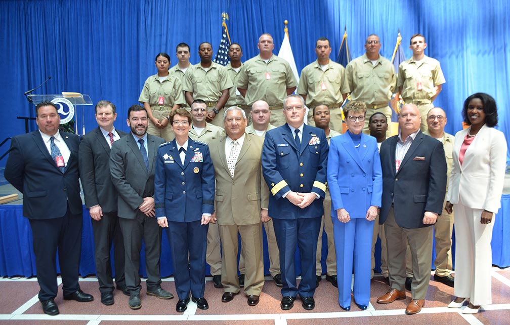 Group photo of DOT personnel, SIU officials and apprentices